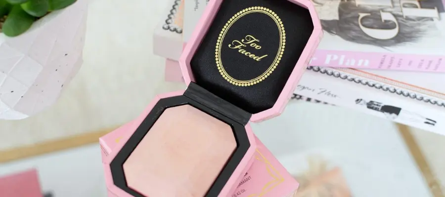 This one-of-a-kind highlighter produces a diamond fire shine.