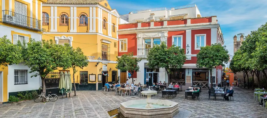  The Barrio de Santa Cruz, located between the Catedral de Sevilla