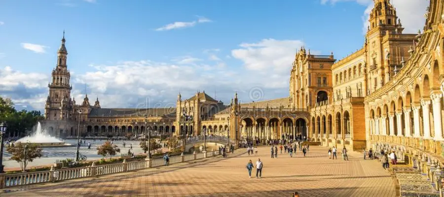 The Plaza de Espaa, located within the Parque de Mara Luisa