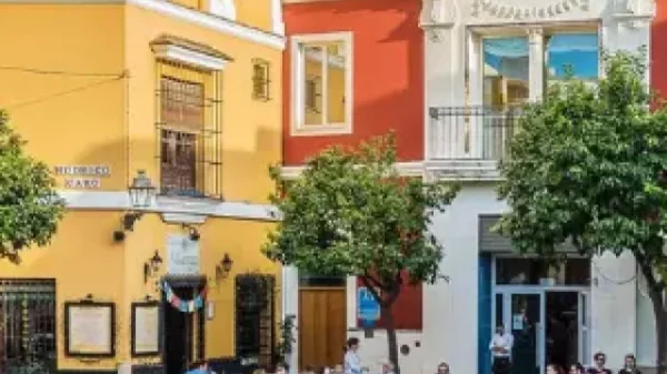 The Barrio de Santa Cruz, located between the Catedral de Sevilla