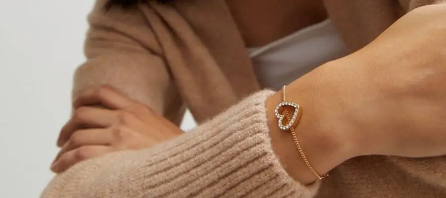 Heart bracelet with gold chain